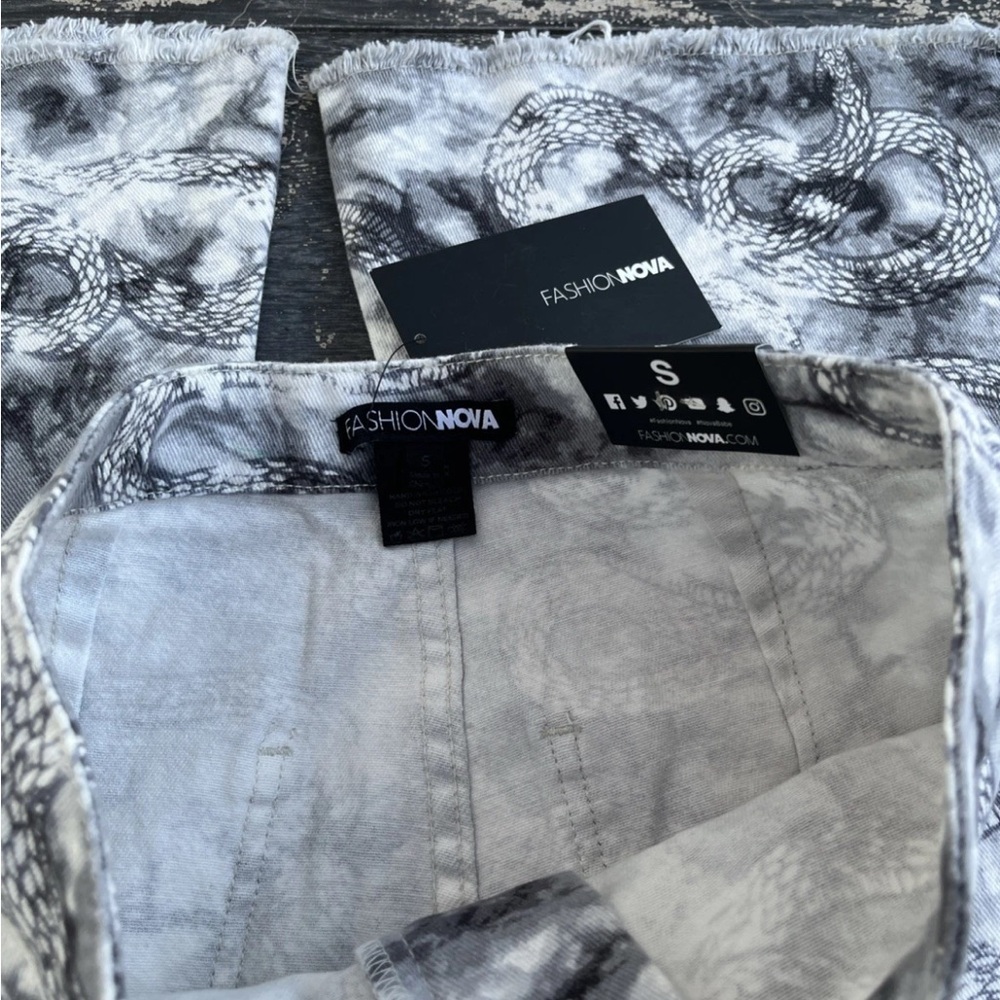 Fashion Nova Watch The Venom Snake Print Flare Jeans - Grey Size S - Picture 4 of 5